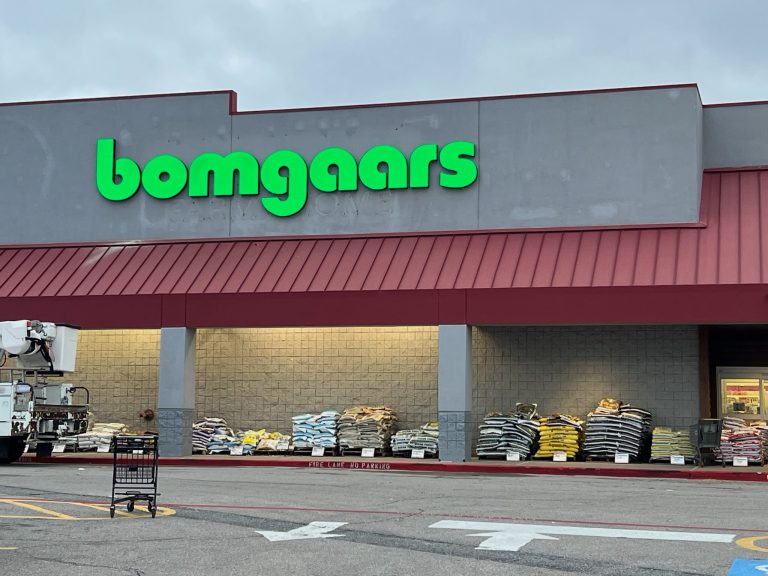 Bomgaars Commercial Signage – Sherman